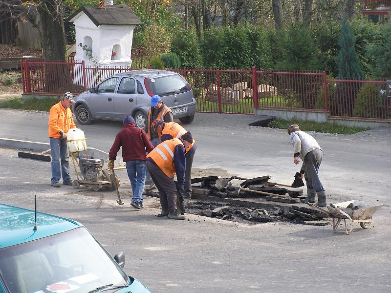 7f 27 pazdziernika_16.jpg - A co tam, jedna dziura w tę, jedna w tę. Wycinanki fajna rzecz. Przecież teraz jest w innym miejscu. Pewnie inna woda...